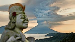 Der Vulkan Agung auf Bali  stößt seit Tagen Asche- und Rauchwolken aus. Foto: dpa