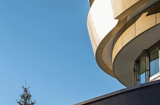 Champagnerfarbenes Ufo: Das Hotel Intercontinental in Davos besticht - und polarisiert - durch seine Architektur.  Foto: Hotel Intercontinental (1), Stefan Rambow (2), Andrea Weller (2)