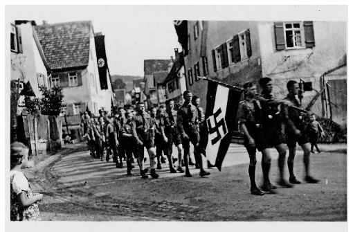 Die Hitlerjugend marschiert durch Kayh. Widerstand Foto: Stadtarchiv