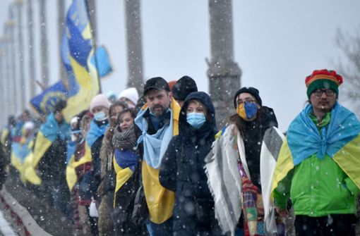 Während der Aufmarsch russischer Truppen an der Grenze weitergeht, demonstrieren in Kiew die Menschen für die Einheit ihres Landes. Die Nato verlegt unterdessen weitere Truppen nach Osteuropa. Foto: AFP/SERGEI SUPINSKY