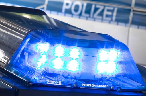 Polizeibeamte in Stuttgart-Bad Cannstatt wurden von mehr als 20 gewaltbereiten Schlachtenbummlern angegriffen. Foto: dpa