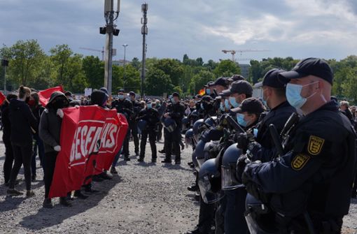 Die Polizei sprach von einem friedlichem Verlauf der Demo gegen die Corona-Regeln auf dem Cannstatter Wasen in Stuttgart. Foto: Fotoagentur-Stuttgart/Andreas Rosar