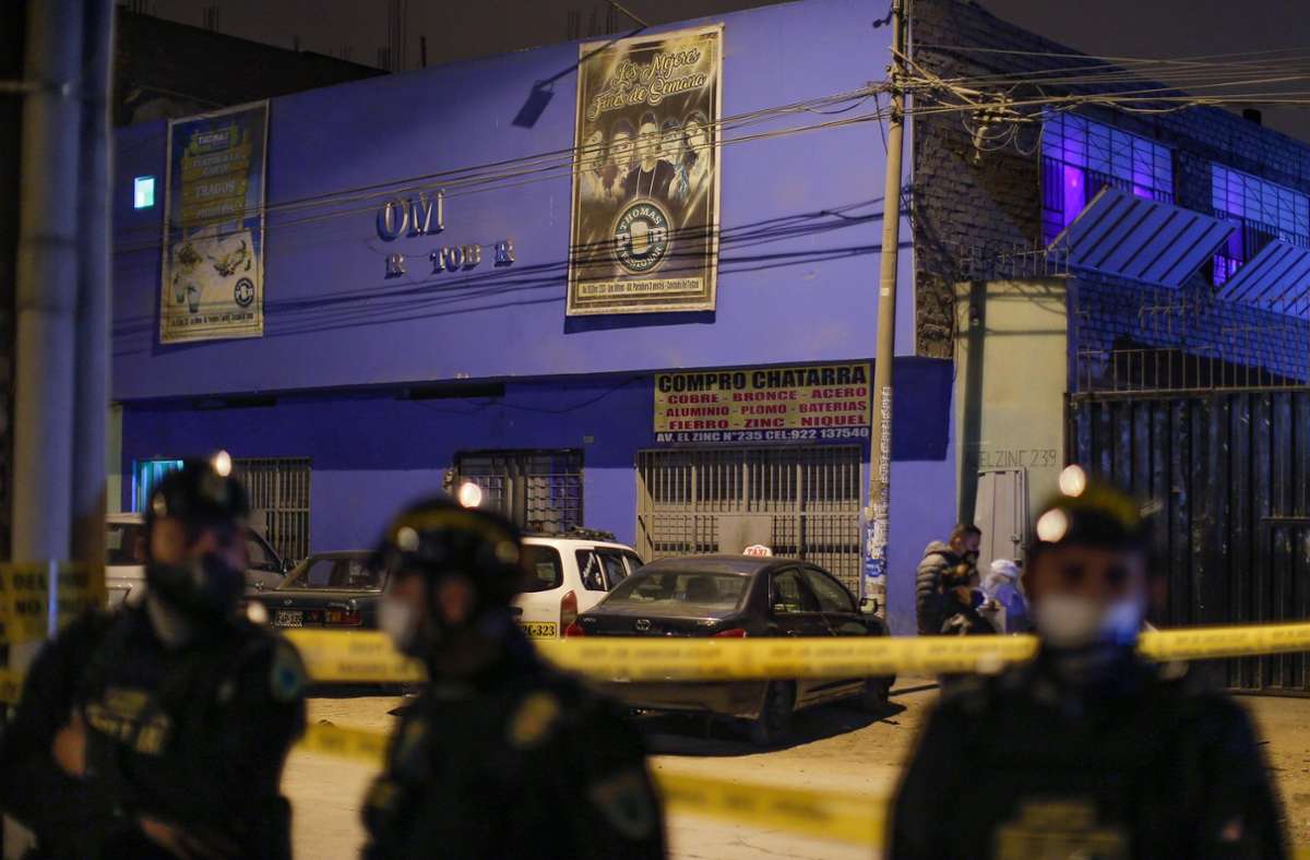 Die Polizei vor dem Nachtclub Foto: AFP/LUKA GONZALES