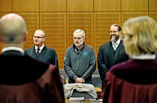 Daniel M., flankiert von seinen Anwälten,  konnte das Frankfurter Oberlandesgericht als freier Mann verlassen. Foto: Getty Images Europe