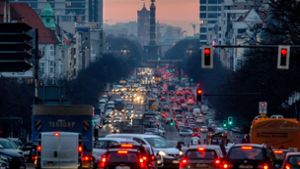 Autofahrer werden von Berliner Bürgerinitiativen zum todbringenden Akteur einer „mörderischen Verflechtung“ gemacht    (Symbolbild). Foto: dpa/Michael Kappeler