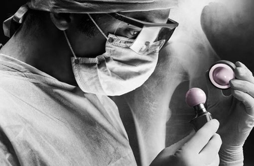 Ein Arzt hält einen künstlichen Hüftgelenkersatz mit Komponenten aus Biolox delta Hochleistungskeramik. Foto: Ceramtec