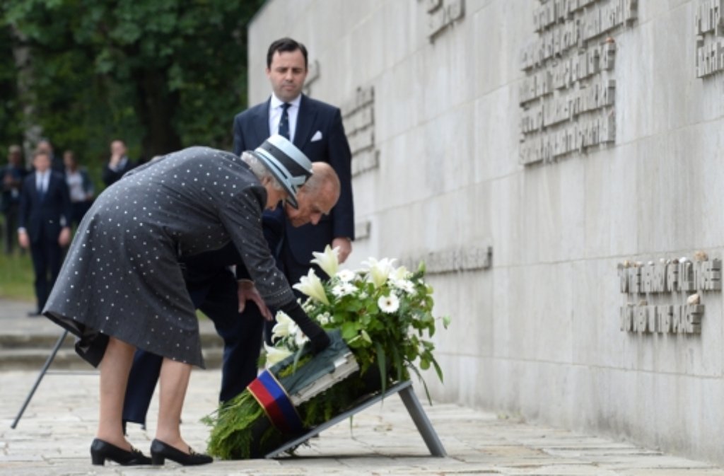 Zum Schluss ihres Deutschlandsbesuchs haben Königin Elizabeth II. und Prinz Philip in der KZ-Gedenkstätte Bergen-Belsen an der Inschriftenwand einen Kranz niedergelegt.
