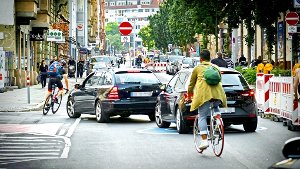 Radfahrer queren Autofahrer: Zur Feierabendzeit herrscht Durcheinander   an der Ecke Cotta-/Tübinger Straße.. Foto: Lichtgut/Achim Zweygarth
