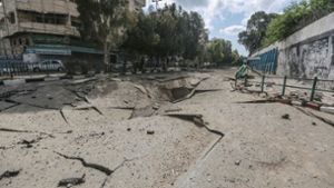 Ein Straße in Gaza  ist nach israelischen Luftangriffen schwer beschädigt worden. Foto: dpa/Mohammed Talatene