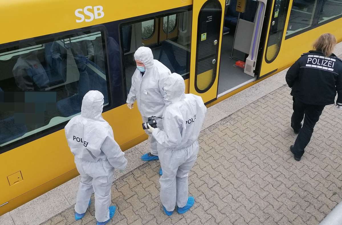 In einer Stadtbahn hat eine Frau Stichverletzungen erlitten. Foto: Andreas Rosar //Fotoagentur Stuttgart