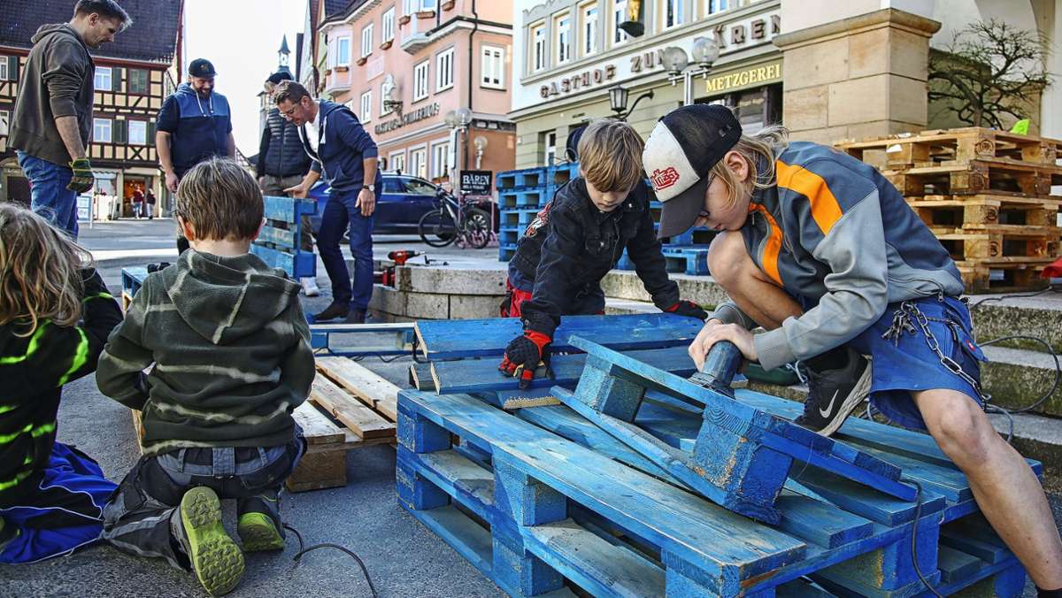 Mit-Mach-Aktion in Marbach: Selbst gebaute Palettenmöbel für die Fußgängerzone
