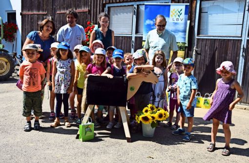 Die Kindergartenkinder schließen das Holzpferd Blinki sofort ins Herz. Sie dürfen aber auch auf dem echten Wallach  Monti reiten. Foto: Alexandra Kratz