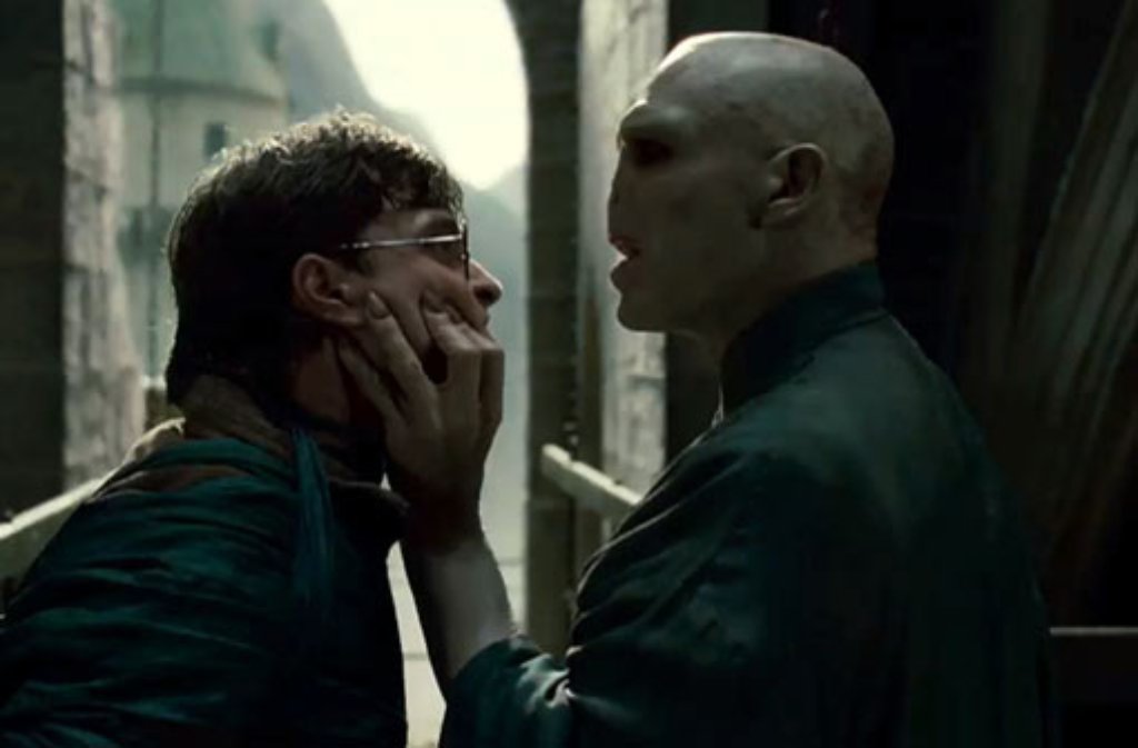 Ins Leben gerufen wurde der Raum der verborgenen Dinge übrigens von Voldemort höchstpersönlich: Als Schüler Tom Riddle hatte er ihn sich herbeigewünscht und ging seither davon aus, dass er der einzige sei, der ihn sehen könnte. Deshalb hielt er ihn auch für ein bombensicheres Versteck für seinen ... aber nein, wir wollen hier nicht zu viel verraten ;-)
