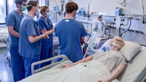 Krankenhausärzte werden im Universitätsklinikum Hamburg-Eppendorf in die Bedienung eines Beatmungsgerätes eingewiesen. Foto: dpa/Axel Heimken