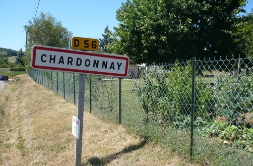 Nächste Ausfahrt Chardonnay: Wegen Kirschessigfliege  und Ehefrau  wird künftig Chardonnay angebaut, der seinen Ursprung in diesem französischen Dörfchen hat Foto: Adrian Michael