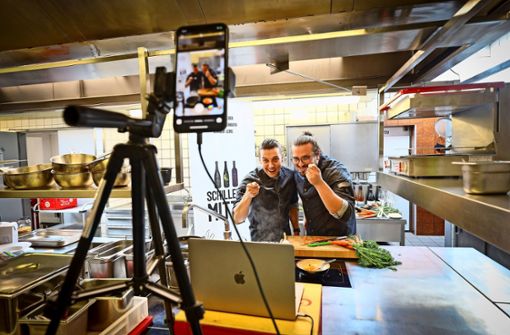 Alexander Neuberth (links) und Leander Leins schmecken ihre Gerichte in der Küche der  Schwabenstuben in Freiberg ab. Foto: factum/Simon Granville