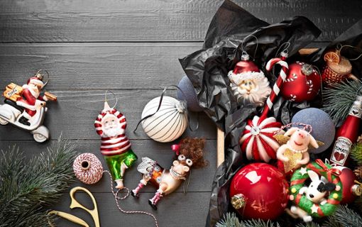 Wenn ein paar witzige Kugeln oder lustige Formen am Weihnachtsbaum hängen, ist das für Kinder besonders schön.  Foto: Adobe Stock