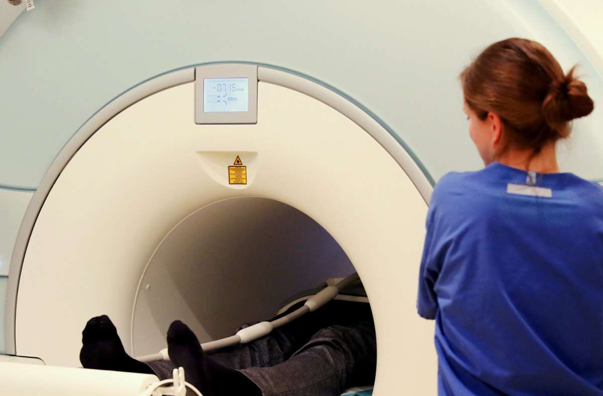 Bei einer Kernspintomografie helfen Kontrastmittel dabei, Veränderungen im Körper zu erkennen. Foto: dpa/Bernd Wüstneck
