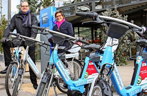 Ralf Maier-Geißer und Mina Smakaj haben die neue Fahrrad-Verleihstation in Betrieb genommen. Foto: / Bernd Zeyer
