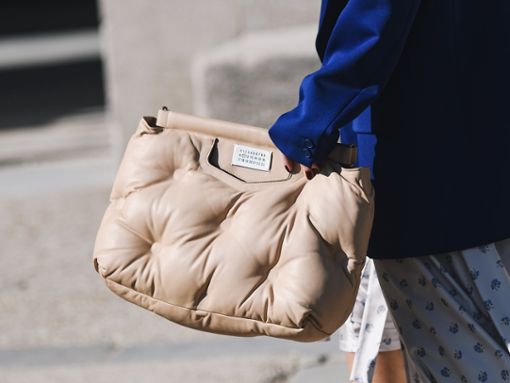 Der Taschentrend für Herbst und Winter 2023 lautet: Handtaschen können gar nicht groß genug sein. Foto: Creative Lab/Shutterstock