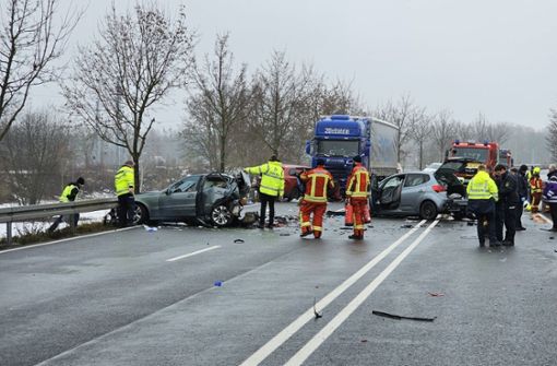 Bei dem Unfall auf der Bundesstraße 87 bei Eilenburg sind drei Menschen gestorben. Foto: dpa/Tobias Junghannß