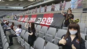 Ungewöhnliche Kulisse beim FC Seoul: Sexpuppen im Stadion. Foto: dpa/Ryu Young-Suk