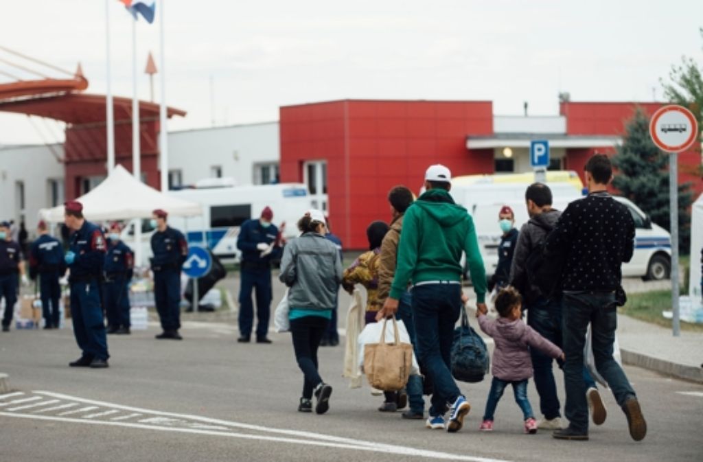 Flüchtlinge am Grenzübergang zwischen Kroatien und Ungarn. (Archiv) Foto: dpa