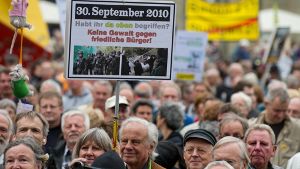 Stuttgart 21-Gegner halten am 29. September auf dem Schlossplatz in Stuttgart während einer Kundgebung Plakate und Transparente in den Händen. Mehrere tausend Menschen demonstrierten gegen den ungewöhnlich harten Polizeieinsatz. Foto: dpa