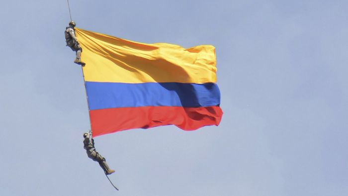 Kolumbianische Soldaten stürzen bei Flugshow in den Tod