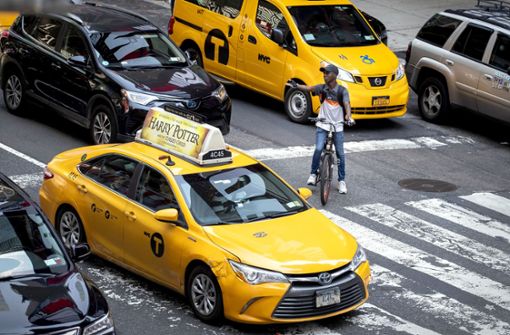 Dieser Radfahrer in Midtown Manhattan nutzt seine Hand, um auf sich aufmerksam zu machen. Foto: AFP/Drew Angerer