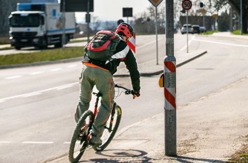 Hindernisse auf Radwegen –  wie  der Ampelmast  auf der Esslinger Straße in Nellingen – sind nur einer von mehreren  Kritikpunkten des Fahrradklimatests. Foto: Ines Rudel