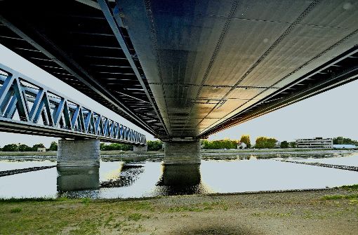 Die sechsspurige B-10-Brücke bei  Karlsruhe-Maxau nach Wörth ist marode und völlig überlastet. Foto: Jehle