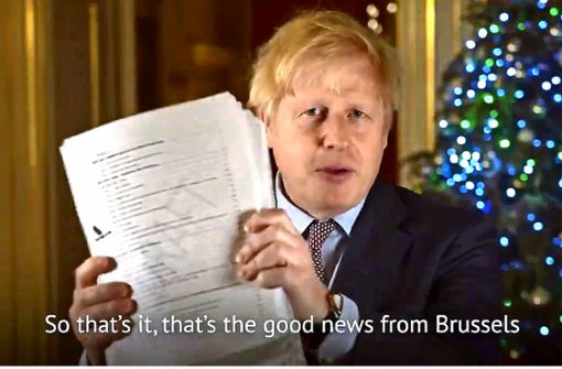 Bei seiner Weihnachtsansprache präsentiert der britische Premierminister Boris Johnson den Brexit-Handelspakt mit der EU. Foto: dpa/@borisjohnson