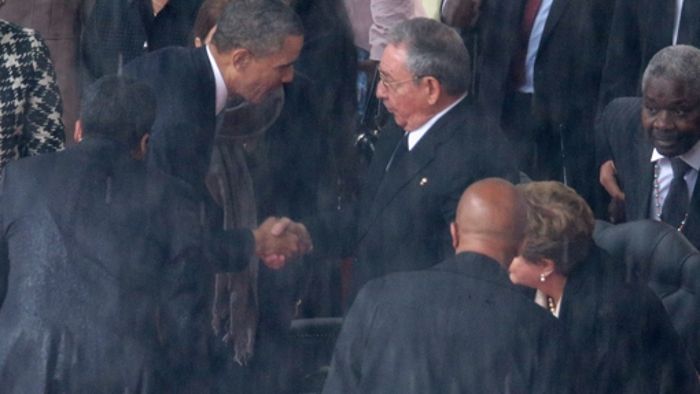 Obama und Kubas Präsident Raúl Castro geben sich die Hand