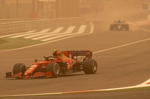Ein Sandsturm in Bahrain tauchte die Szene in ein diffuses Bild und machte die Aufgabe nicht einfacher für den Ferrari-Neuzugang Carlos Sainz. Foto: dpa/Hasan Bratic