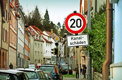 Bereits jetzt müssen die Autofahrer in der Geiselbachstraße langsam fahren, damit der Kanal nicht einstürzt. Foto: Horst Rudel