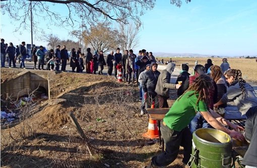 Freiwillige Helfer geben in der Nähe der griechisch-mazedonischen Grenze Suppe aus. Die Schlangen werden täglich länger. Foto: MK