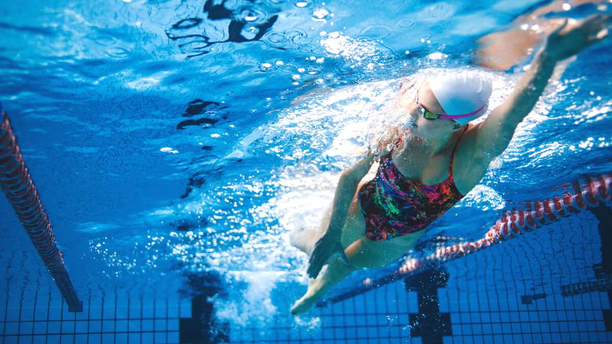 Schwimmen eignet sich ideal, um das Abnehm-Vorhaben zu unterstützen. Hier zeigen wir Ihnen 7 Tipps, wie Sie mit Schwimmen abnehmen können.