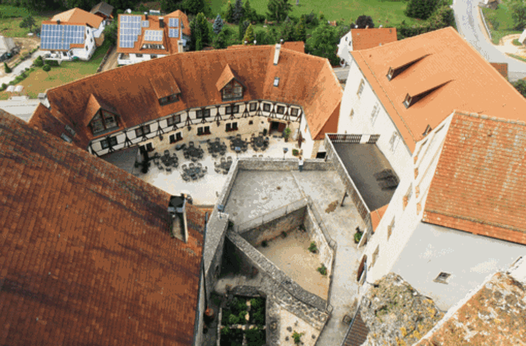 Die Burg Katzenstein bietet einen guten Ausblick, nicht nur in den eigenen Innenhof, sondern auch über die Hügel der Ostalb .