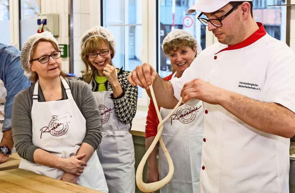 Backlehrer Tobias Pfaff   zeigt in der  Schulküche   der Bäckerinnung am Stuttgarter Wilhelmsplatz, wie man eine Brezel schlingt.