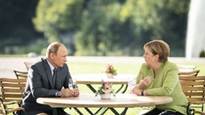 Wladimir Putin und Angela Merkel beraten im Schlossgarten die Weltlage. Foto: Bundesregierung