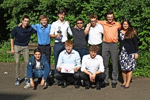 Die neun Jungs des Stuttgarter Karls-Gymnasiums haben sich durchgesetzt und die süddeutsche Meisterschaft gewonnen –  unterstützt von der Lehrerin Fanny Meisel. Foto: privat