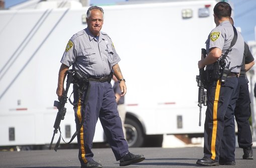 Polizeikräfte sichern nach der Rohrbombenexplosion am Samstag in New Jersey das Gebiet rund um den Vorfall – wenig später finden die Beamten weitere Sprengsätze. Foto: AFP