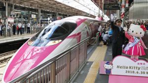 Hello Kitty steht winkend am Bahnsteig. Wir der Zug von Innen aussieht, zeigen wir in unserer Bildergalerie. Foto: Kyodo News