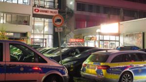 Zeugen haben laut Polizei beobachtet, wie Unbekannte bereits gegen Mitternacht auf die Shisha-Bar in Stuttgart gefeuert haben sollen. Foto: Fotoagentur-Stuttgart/Andreas Rosar