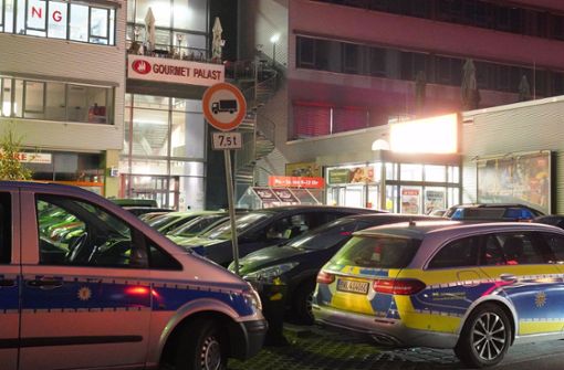 Zeugen haben laut Polizei beobachtet, wie Unbekannte bereits gegen Mitternacht auf die Shisha-Bar in Stuttgart gefeuert haben sollen. Foto: Fotoagentur-Stuttgart/Andreas Rosar