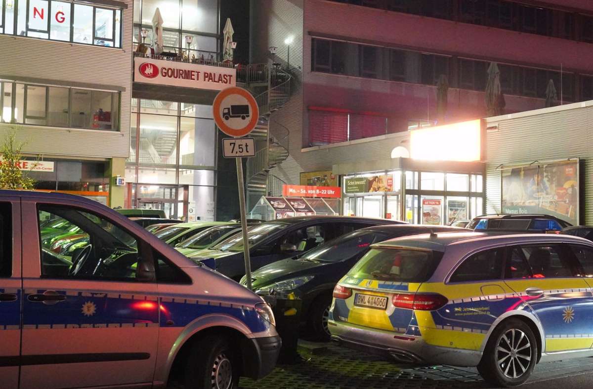 Zeugen haben laut Polizei beobachtet, wie Unbekannte bereits gegen Mitternacht auf die Shisha-Bar in Stuttgart gefeuert haben sollen.