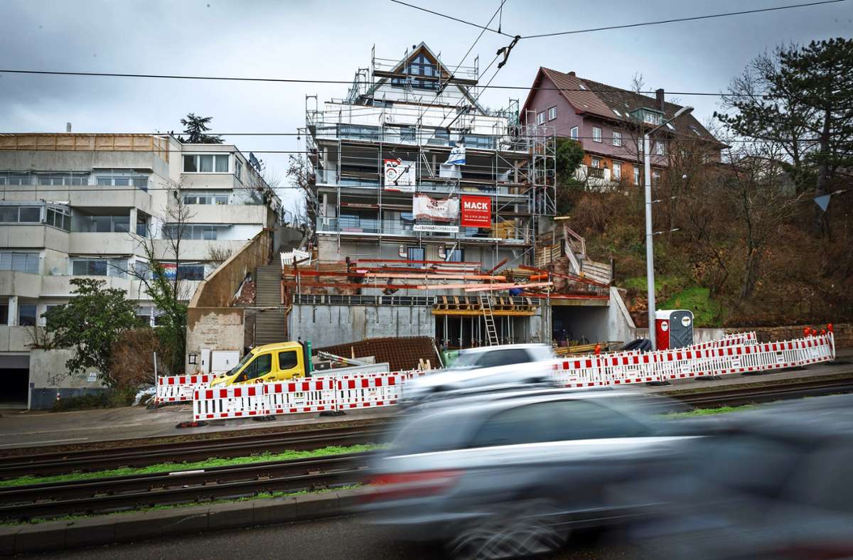 Noch ein paar Monate lang ist eine Spur stadteinwärts in der Stuttgarter Pischekstraße gesperrt, hier entstehen ein Mehr- und ein Einfamilienhaus sowie zehn Garagen.