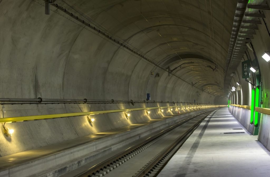 Am 1. Juni soll der Tunnel feierlich eröffnet werden. Momentan läuft noch der Testbetrieb. Regulär sollen die ersten Züge im Dezember 2016 unter den Alpen durchfahren. (Archivfoto)