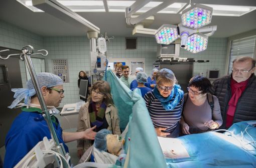 Der Notarzt Moritz Schmauk  hat eine Besuchergruppe  in seiner Obhut.   Er erklärt, wie die Körperfunktionen eines Patienten während einer Operation überwacht werden. Foto: Michael Steinert